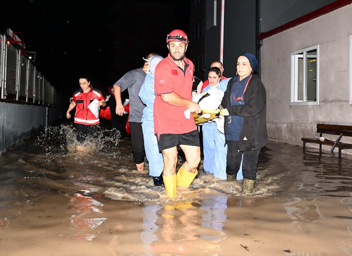 Trabzon'un Arsin, Araklı ve Sürmene ilçesinde sağanak hayatı olumsuz etkiledi.  Araklı ilçesinde...