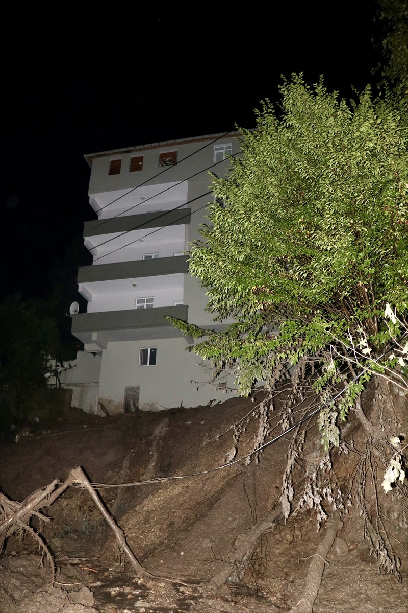 Trabzon'un Arsin, Araklı ve Sürmene ilçesinde sağanak hayatı olumsuz etkiledi. Arsin ilçesinde iş...