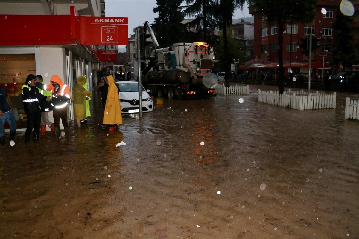 Trabzon'un Arsin, Araklı ve Sürmene ilçesinde sağanak hayatı olumsuz etkiledi. Arsin ilçesinde iş...