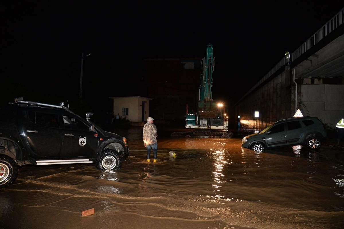 Trabzon'un Arsin, Araklı ve Sürmene ilçesinde sağanak hayatı olumsuz etkiledi. İl genelinde...