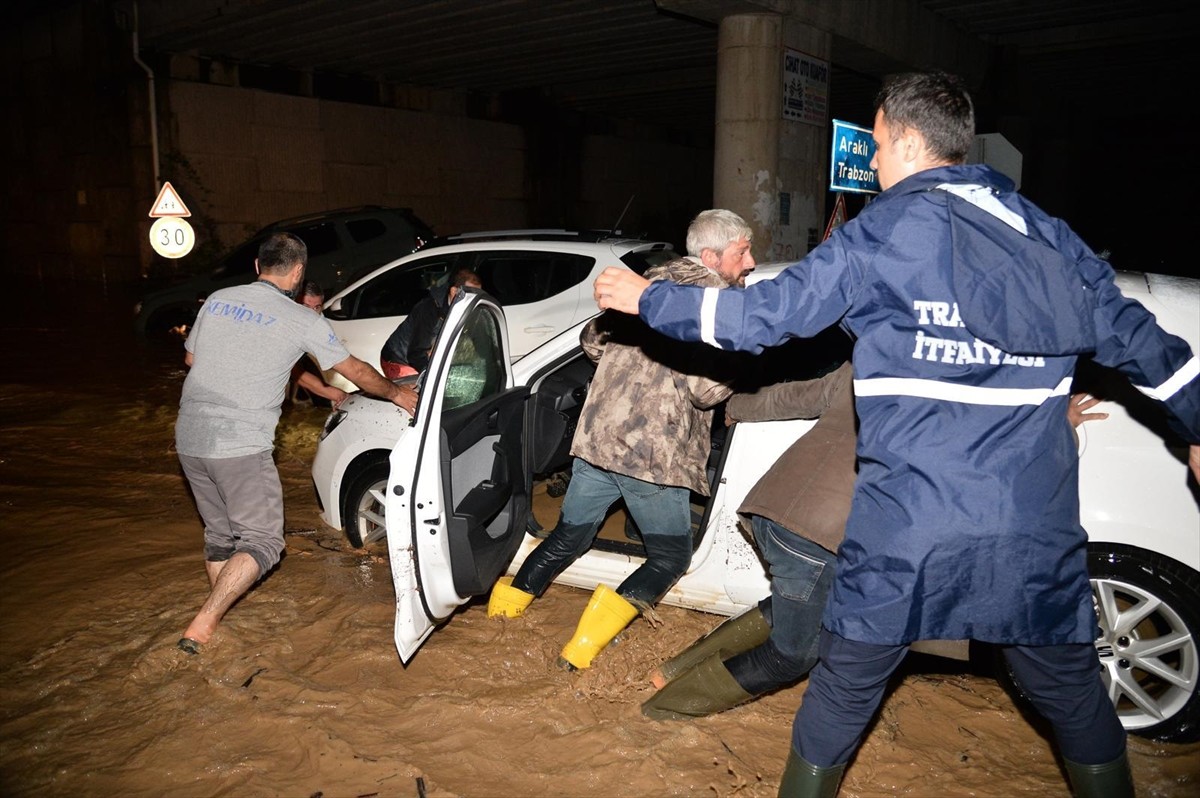 Trabzon'un Arsin, Araklı ve Sürmene ilçesinde sağanak hayatı olumsuz etkiledi. İl genelinde...