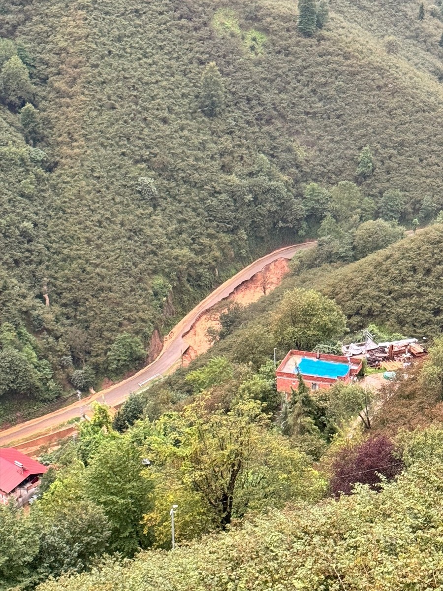 Trabzon'un Arsin ilçesinde sağanak hayatı olumsuz etkiledi. Heyelan nedeniyle ilçede Özlü ve...