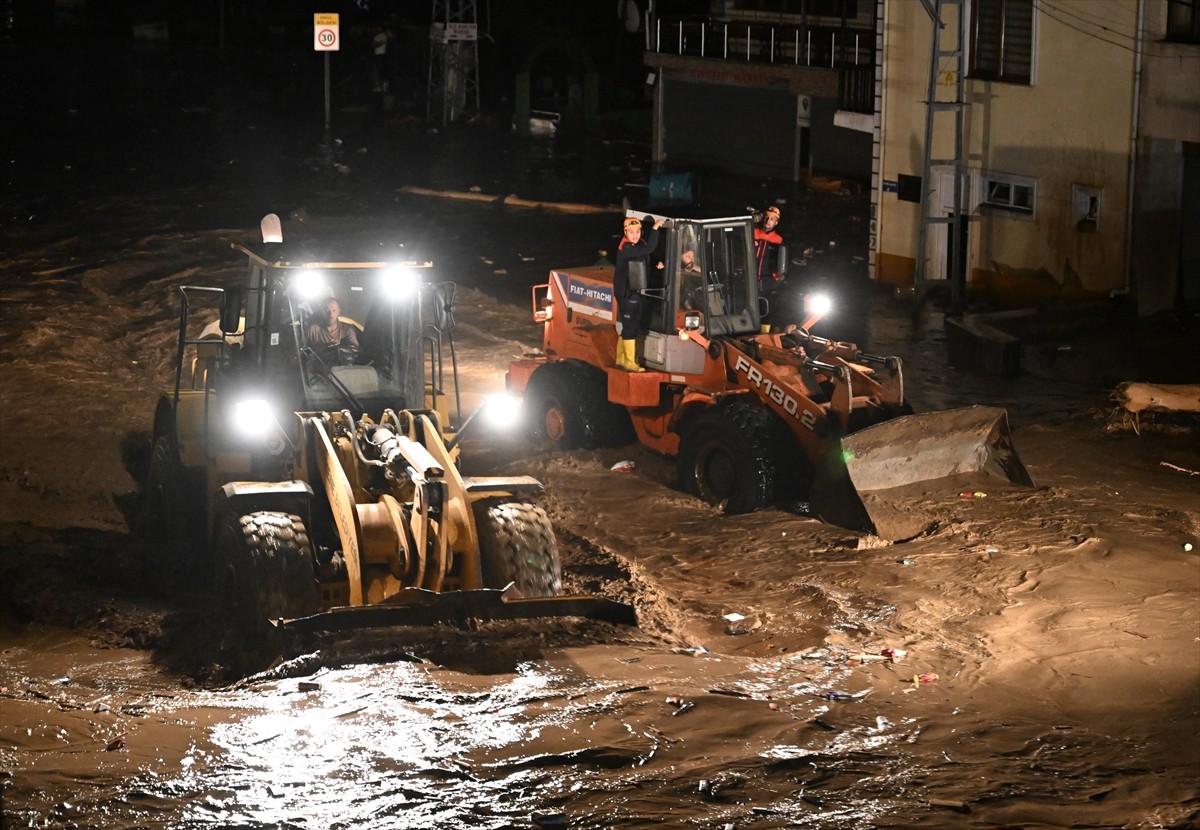 Trabzon'un Sürmene ilçesine bağlı Çavuşlu Mahallesinde etkili olan şiddetli yağış nedeniyle...