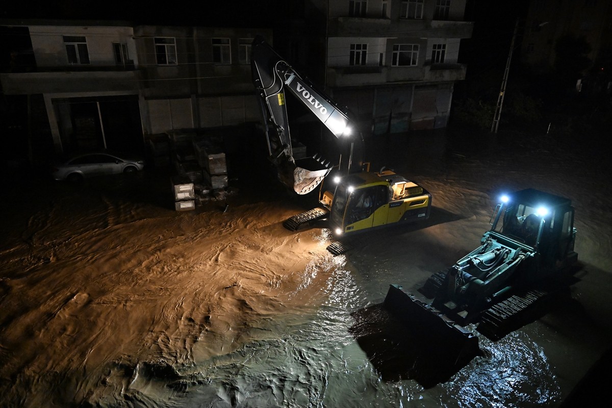 Trabzon'un Sürmene ilçesine bağlı Çavuşlu Mahallesinde etkili olan şiddetli yağış nedeniyle...