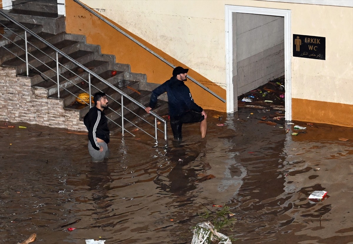 Trabzon'un Sürmene ilçesine bağlı Çavuşlu Mahallesinde etkili olan şiddetli yağış nedeniyle...