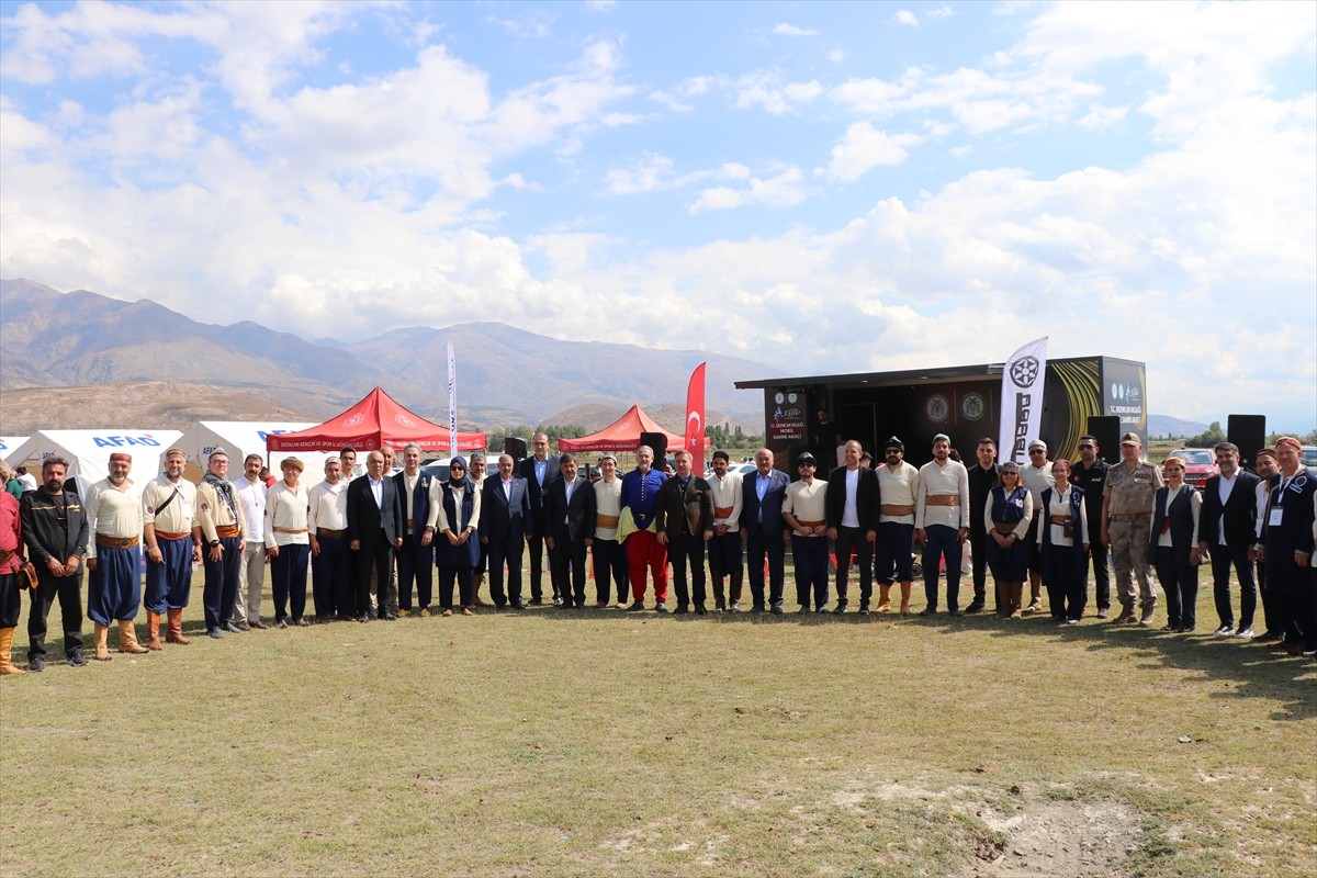 Türkiye Geleneksel Türk Okçuluk Federasyonunca (TGTOF) düzenlenen Mengücek Melik Gazi Büyükler...