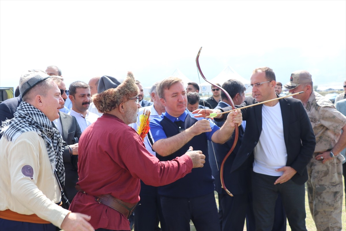 Türkiye Geleneksel Türk Okçuluk Federasyonunca (TGTOF) düzenlenen Mengücek Melik Gazi Büyükler...