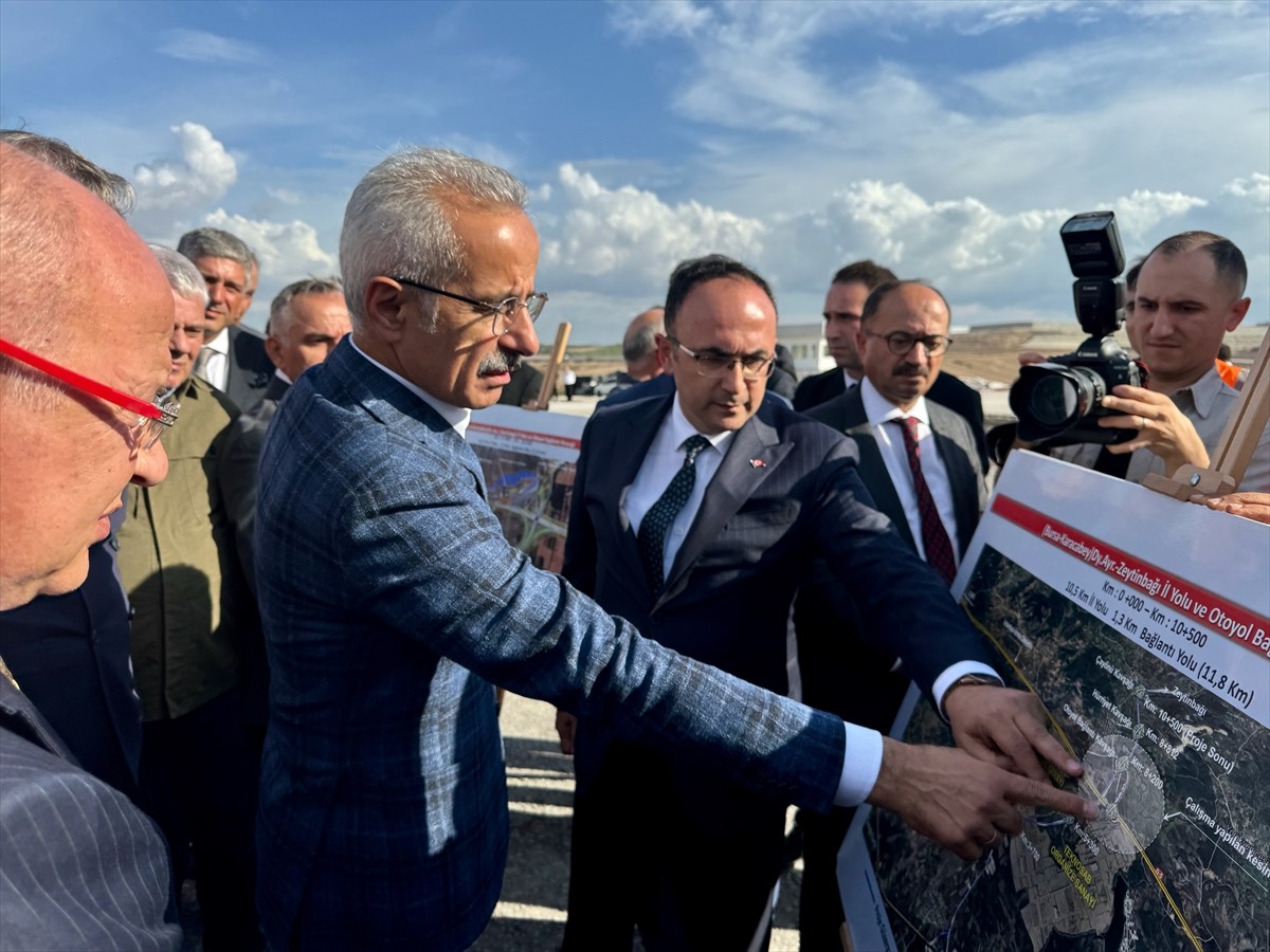 Ulaştırma ve Altyapı Bakanı Abdulkadir Uraloğlu (sol 2), İstanbul-İzmir Otoyolu üzerinde yapımı...