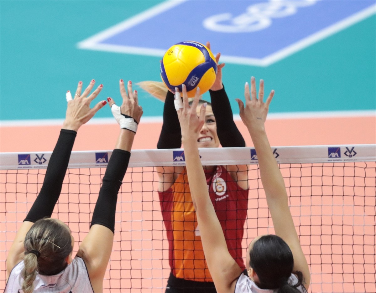 Voleybolda Kadınlar AXA Sigorta Kupa Voley müsabakalarında ilk gün 1. Grup mücadelesinde...