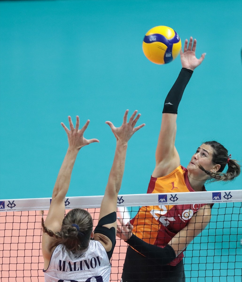 Voleybolda Kadınlar AXA Sigorta Kupa Voley müsabakalarında ilk gün 1. Grup mücadelesinde...