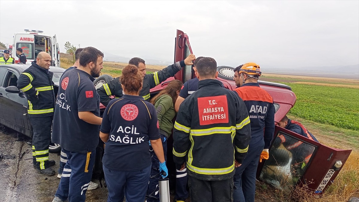 Amasya’da iki otomobilin çarpışması sonucu 2 kişi öldü, 1 kişi yaralandı. Kaza yerine jandarma...