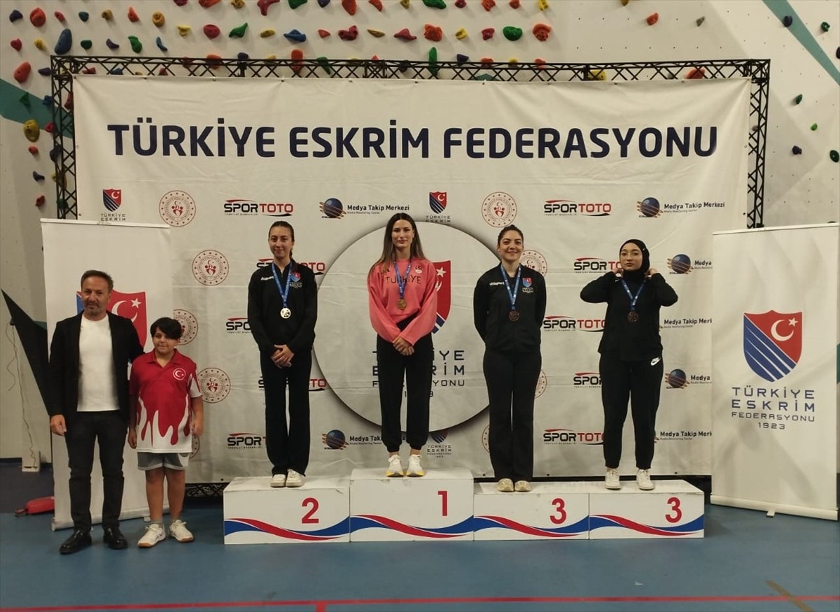 Ankara’da, Türkiye Eskrim Federasyonu (TEF) tarafından düzenlenen Gençler Flöre ve Büyükler Kılıç...