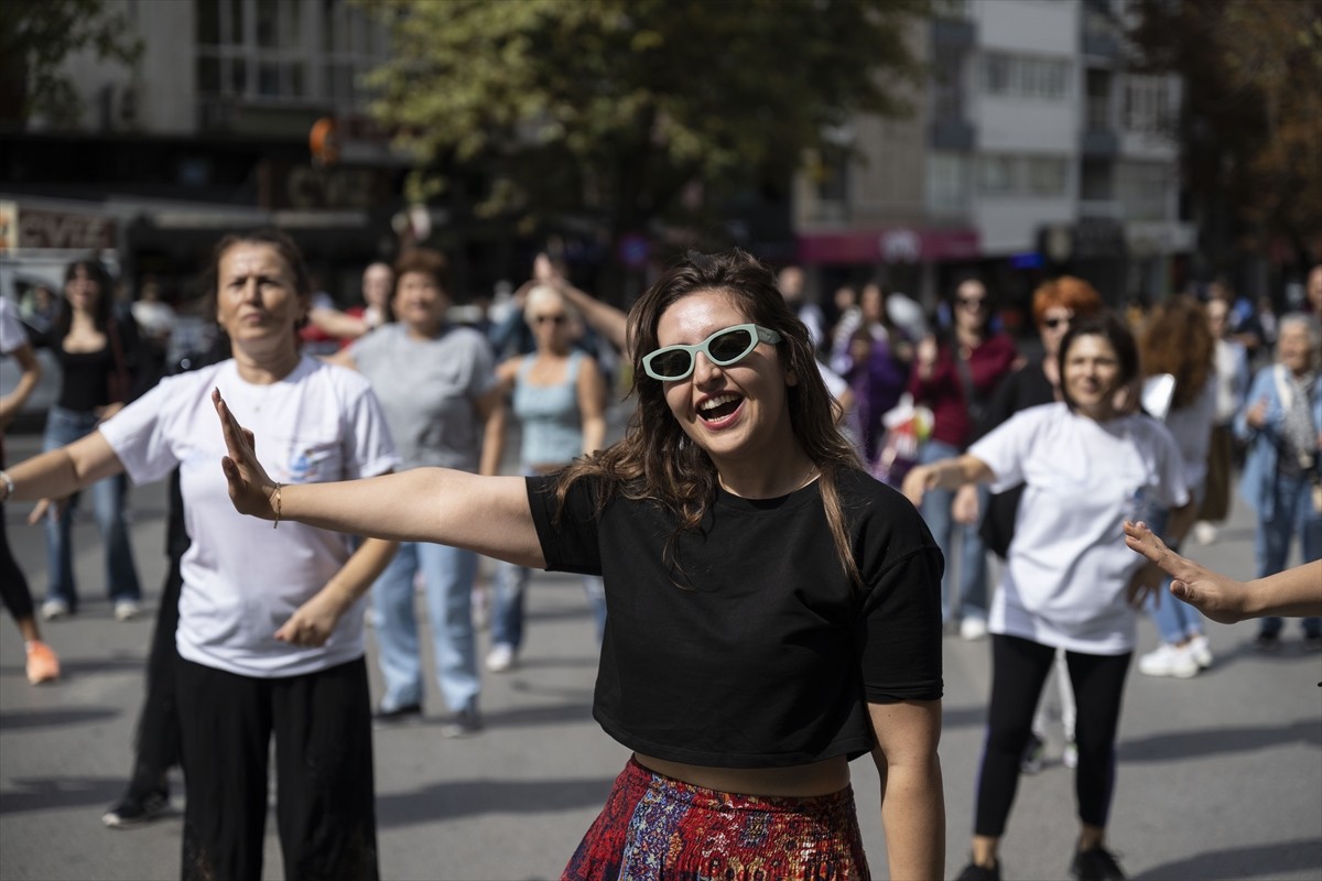 Avrupa Hareketlilik Haftası kapsamında, Ankara'da "Otomobilsiz Pazar Günü" etkinliği düzenlendi....