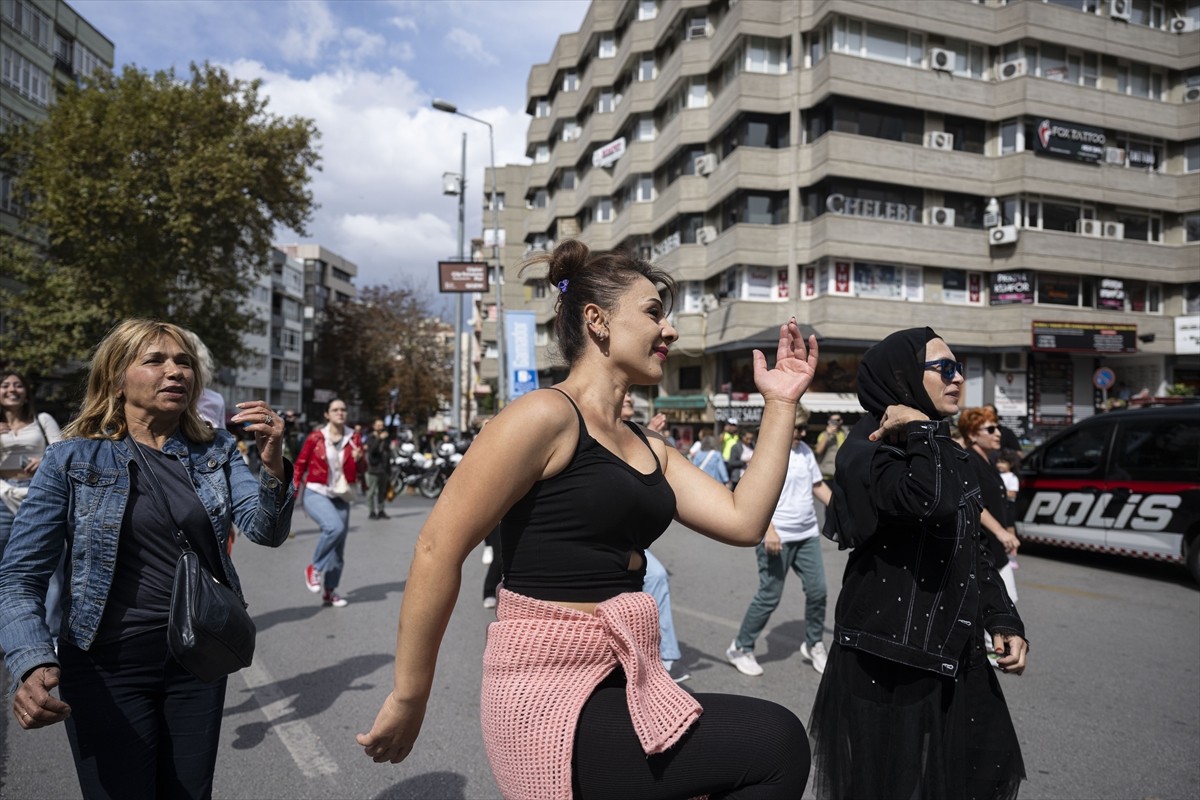 Avrupa Hareketlilik Haftası kapsamında, Ankara'da "Otomobilsiz Pazar Günü" etkinliği düzenlendi....