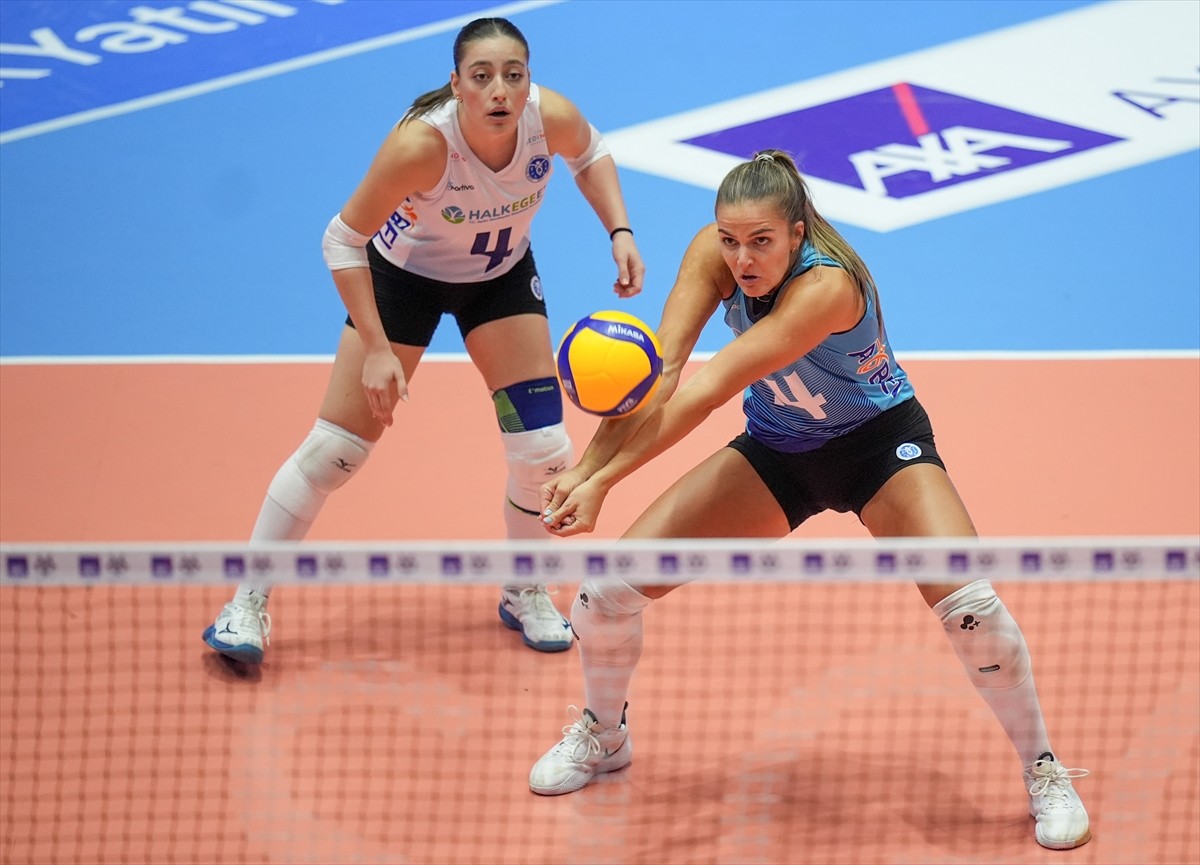 AXA Sigorta Kadınlar Kupa Voley maçında Aydın Büyükşehir Belediyespor ile Bahçelievler...