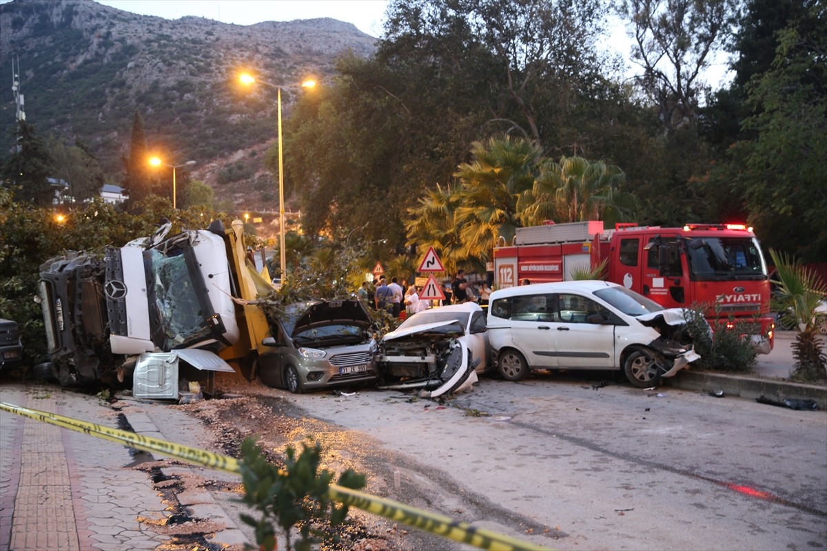 Hatay'ın Defne ilçesinde, seyir halindeyken freni arızalanan hafriyat kamyonunun 7 araca çarptığı...