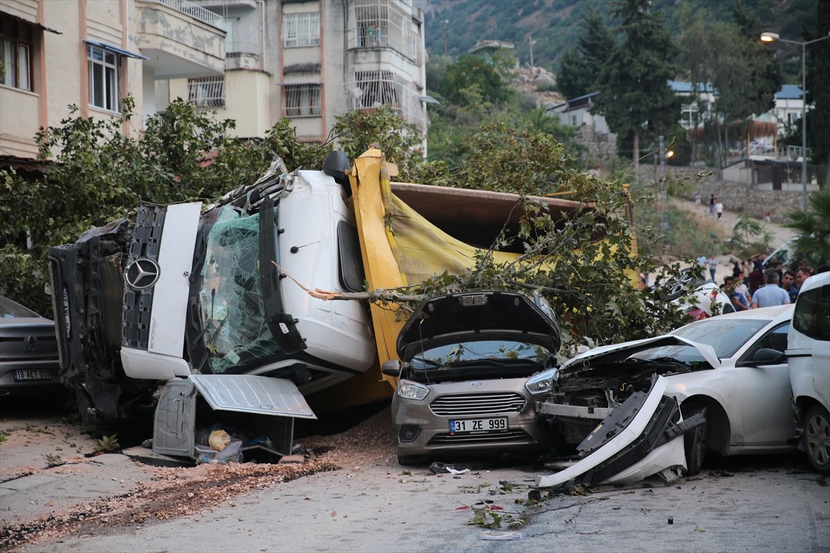 Hatay'ın Defne ilçesinde, seyir halindeyken freni arızalanan hafriyat kamyonunun 7 araca çarptığı...