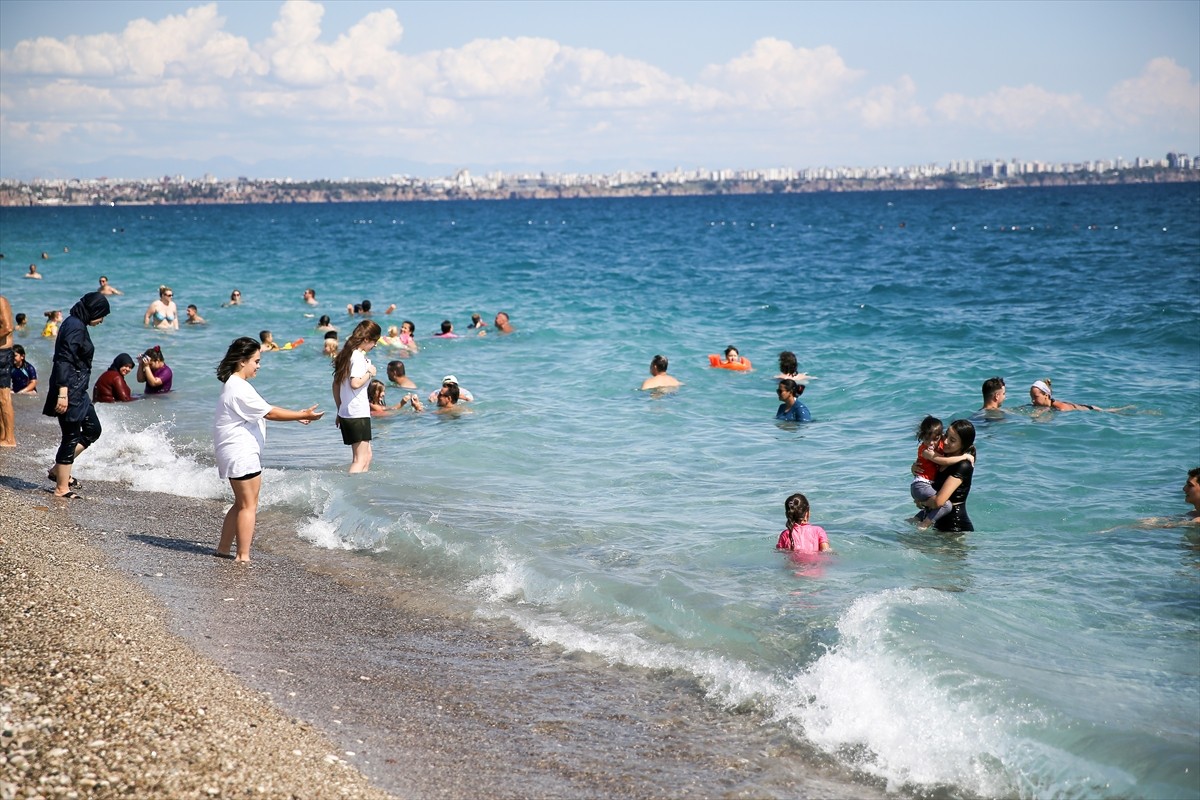 Havanın 29, deniz suyu sıcaklığının 31 derece ölçüldüğü Antalya'da nem oranı yüzde 46'ya ulaştı....