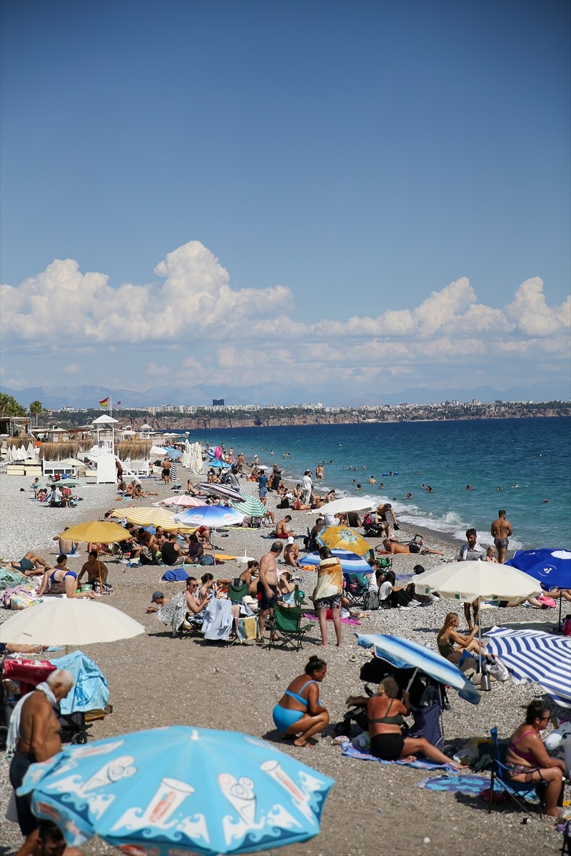 Havanın 29, deniz suyu sıcaklığının 31 derece ölçüldüğü Antalya'da nem oranı yüzde 46'ya ulaştı....