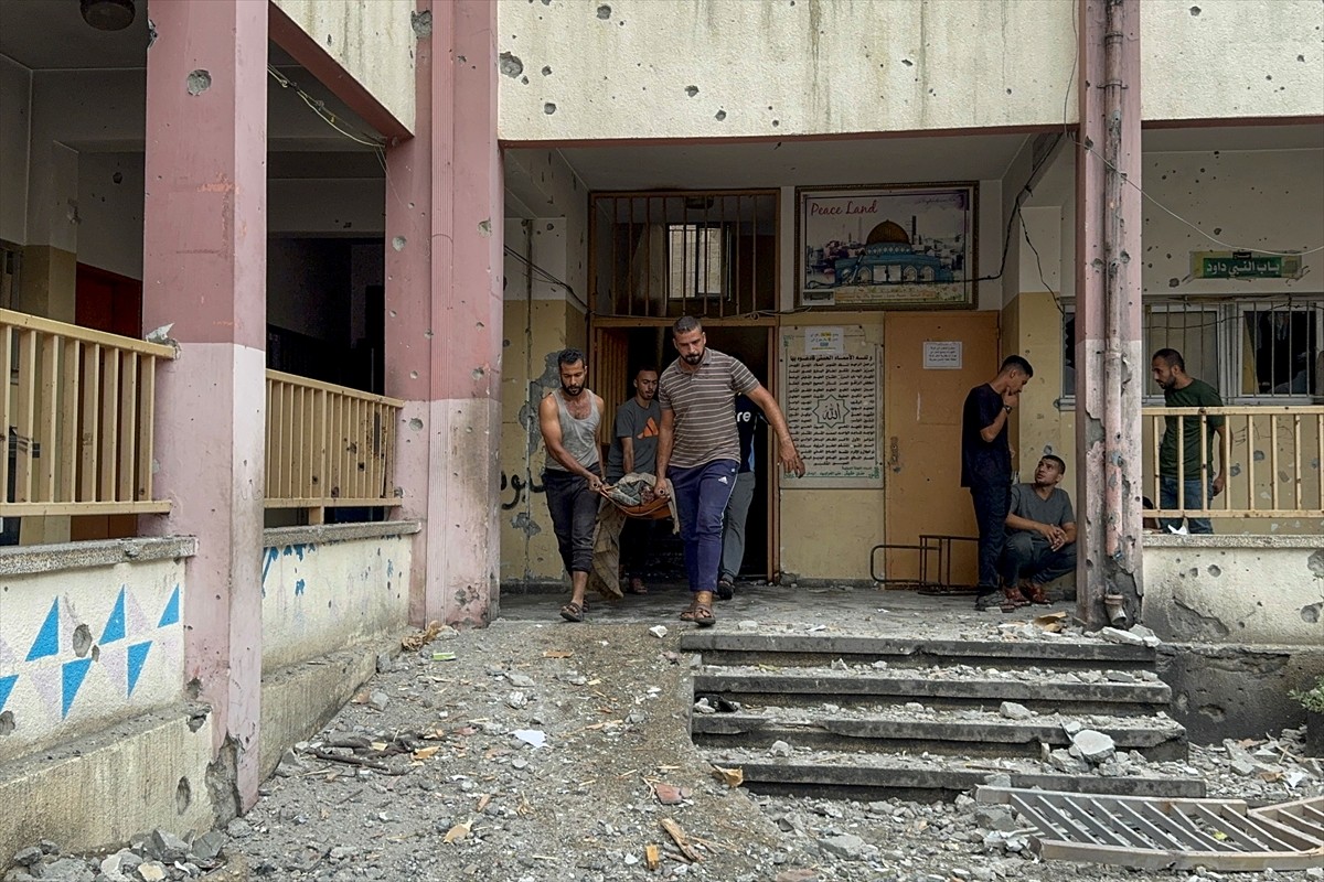 İsrail ordusunun, Gazze kentinin batısındaki Şatı Mülteci Kampı'nda bir okula düzenlediği...