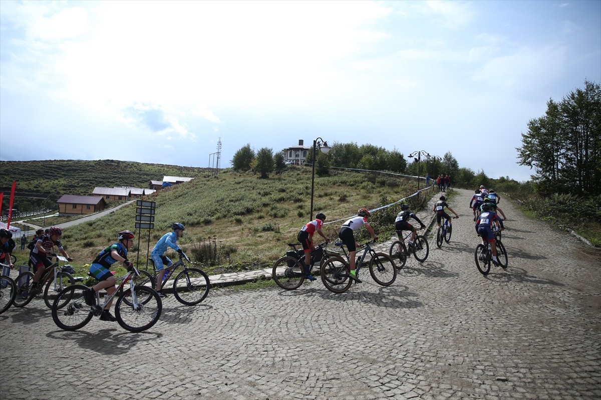 Rize'nin Güneysu ilçesinde Uluslararası Rize MTB Cup Dağ Bisikleti Yarışları düzenlendi.