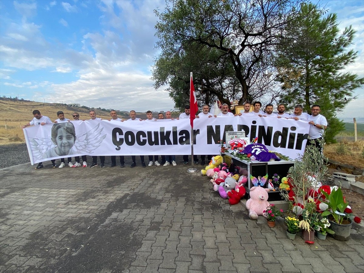 Samsunspor Taraftarları Aileler Derneği üyeleri, Diyarbakır'da öldürülen 8 yaşındaki Narin...