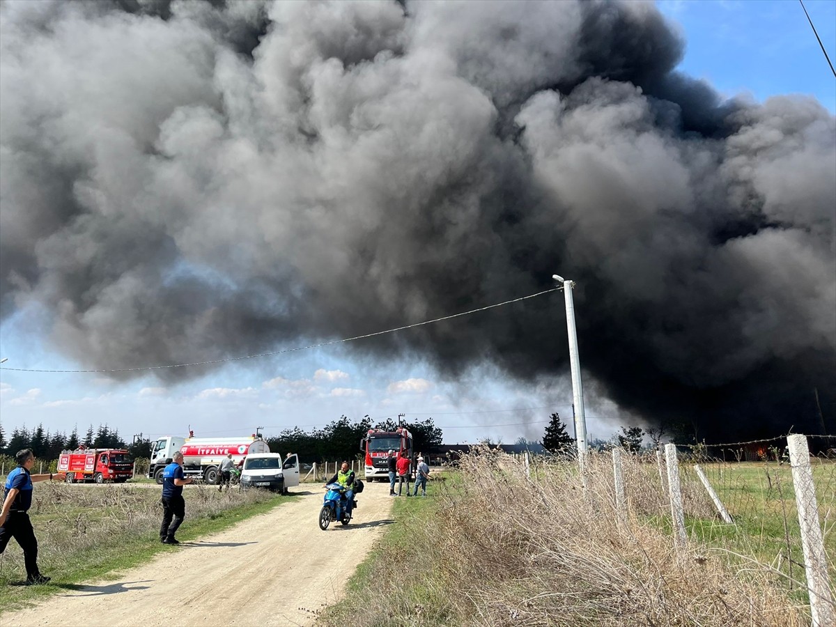 Tekirdağ'ın Kapaklı ilçesinde, yapı kimyasalları üretimi yapan fabrikada çıkan yangına müdahale...