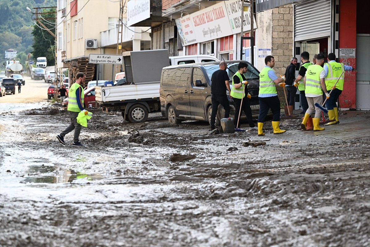 Trabzon'da önceki gün etkili olan yağışın ardından taşkın ve heyelan meydana gelen ilçelerde...