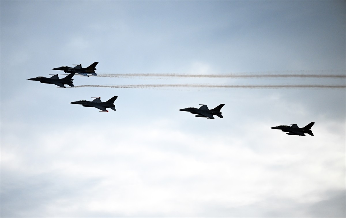 Türk Hava Kuvvetlerinin F-16 gösteri ekibi SOLOTÜRK, Belçika'da gösteri uçuşu gerçekleştirdi....