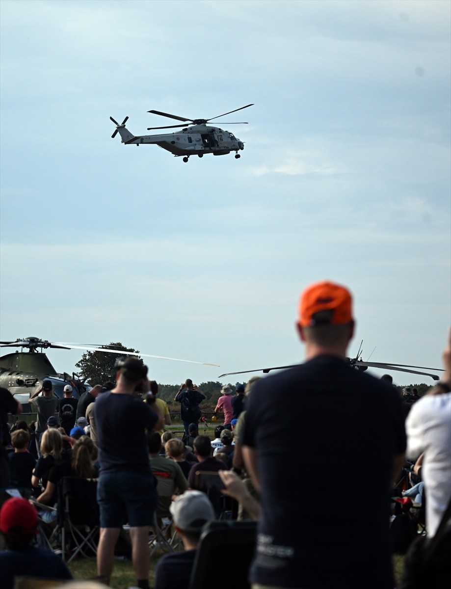 Türk Hava Kuvvetlerinin F-16 gösteri ekibi SOLOTÜRK, Belçika'da gösteri uçuşu gerçekleştirdi....