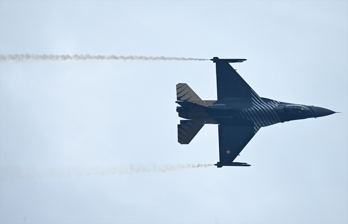 Türk Hava Kuvvetlerinin F-16 gösteri ekibi SOLOTÜRK, Belçika'da gösteri uçuşu gerçekleştirdi....