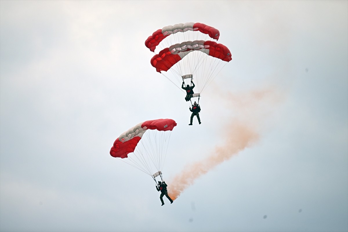 Türk Hava Kuvvetlerinin F-16 gösteri ekibi SOLOTÜRK, Belçika'da gösteri uçuşu gerçekleştirdi....