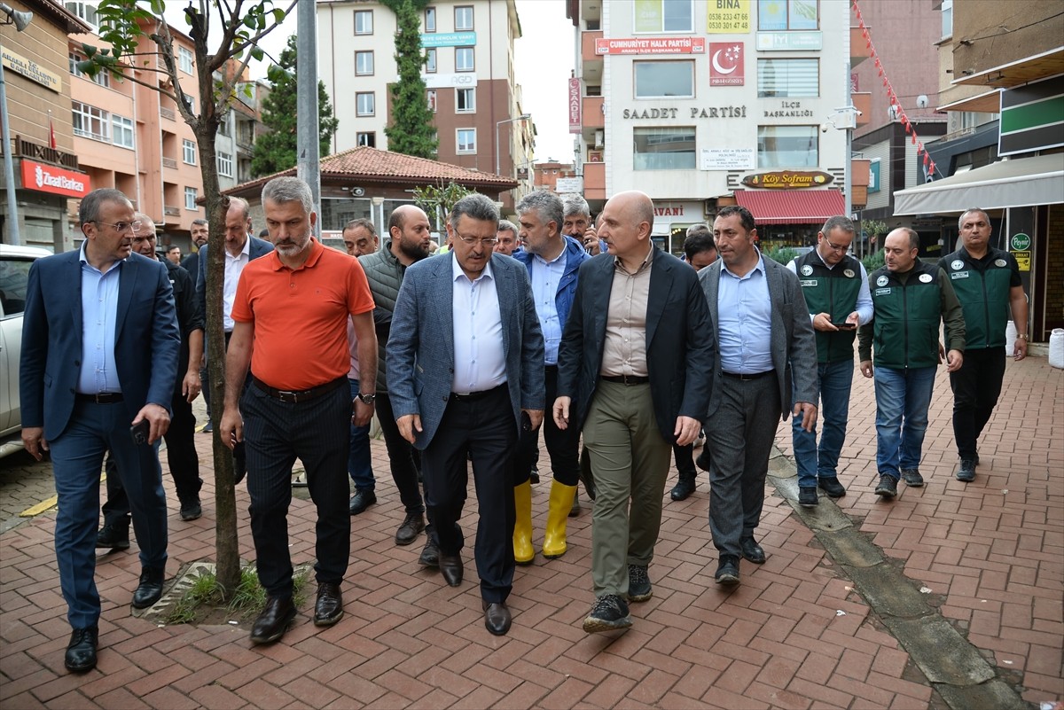 Ulaştırma ve Altyapı Bakan Yardımcısı Enver İskurt (solda), Trabzon'da önceki gün etkili olan...