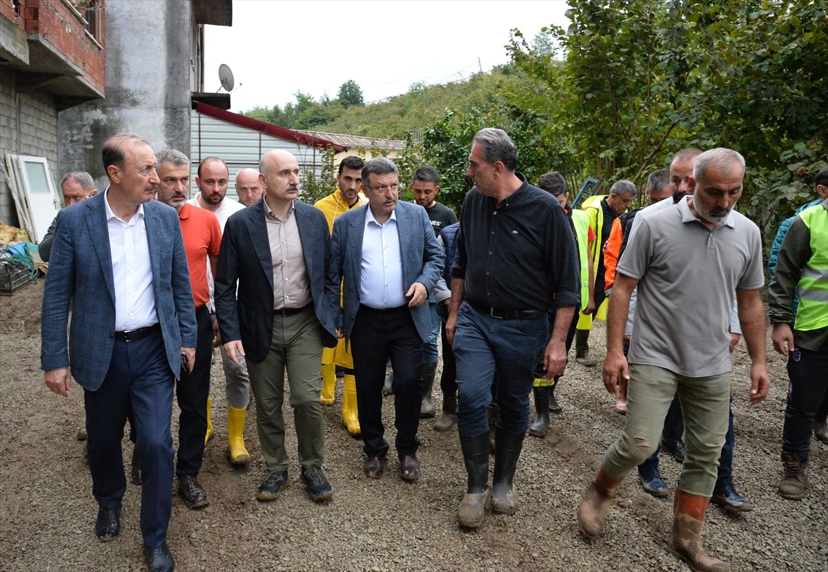 Ulaştırma ve Altyapı Bakan Yardımcısı Enver İskurt (solda), Trabzon'da önceki gün etkili olan...