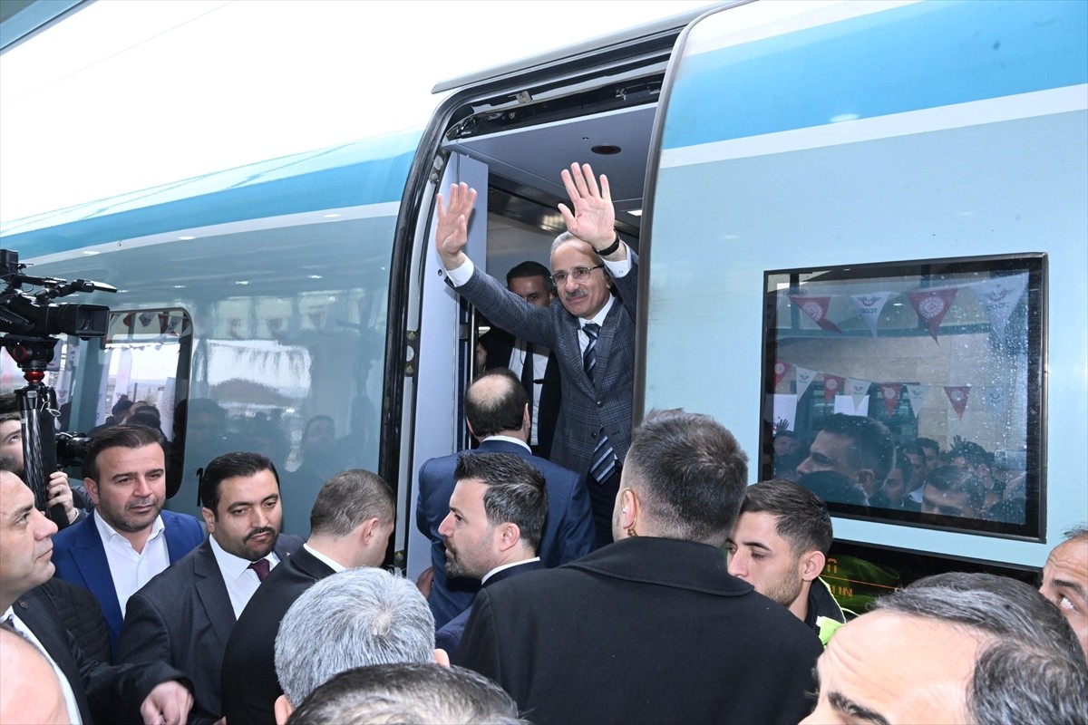 Ulaştırma ve Altyapı Bakanı Abdulkadir Uraloğlu, yeni hizmete sunulan hızlı tren hatlarıyla ilgili...