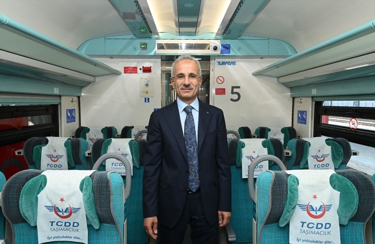 Ulaştırma ve Altyapı Bakanı Abdulkadir Uraloğlu, yeni hizmete sunulan hızlı tren hatlarıyla ilgili...