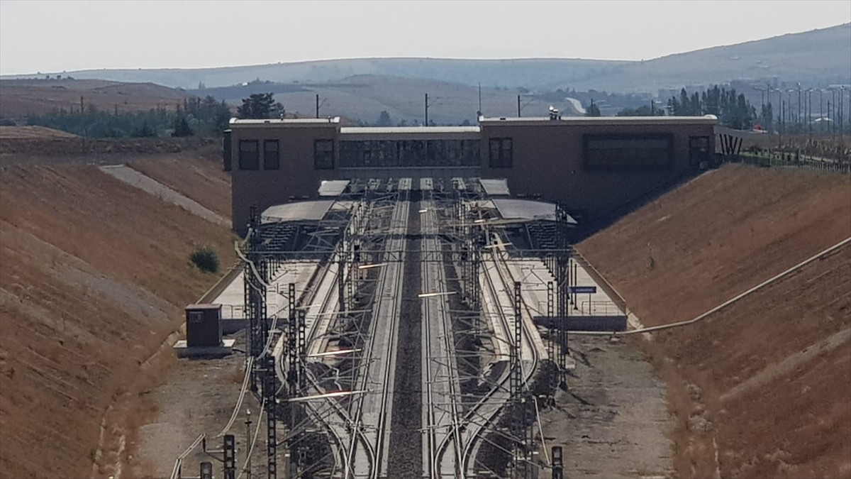 Ulaştırma ve Altyapı Bakanı Abdulkadir Uraloğlu, yeni hizmete sunulan hızlı tren hatlarıyla ilgili...