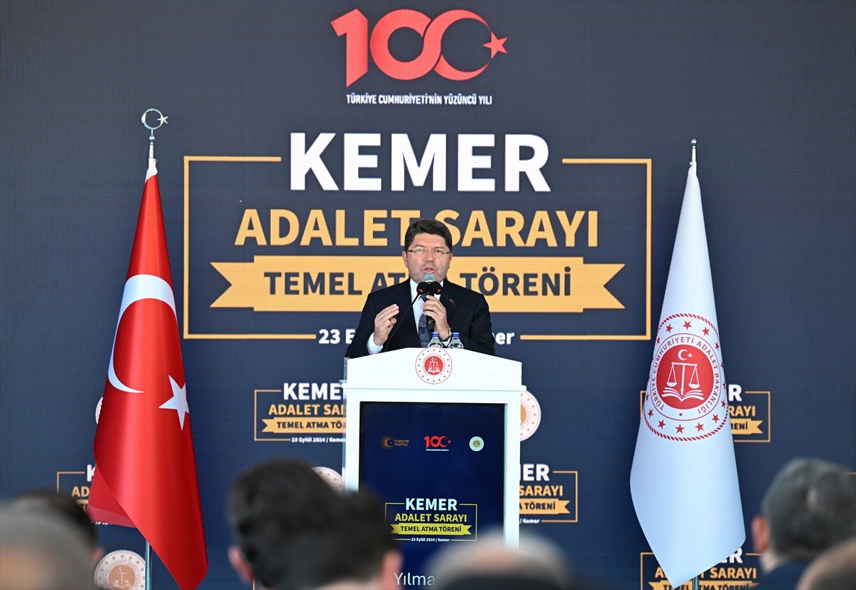 Adalet Bakanı Yılmaz Tunç (sağ4), Antalya’nın Kemer ilçesinde yapılacak olan Adalet Sarayı'nın...