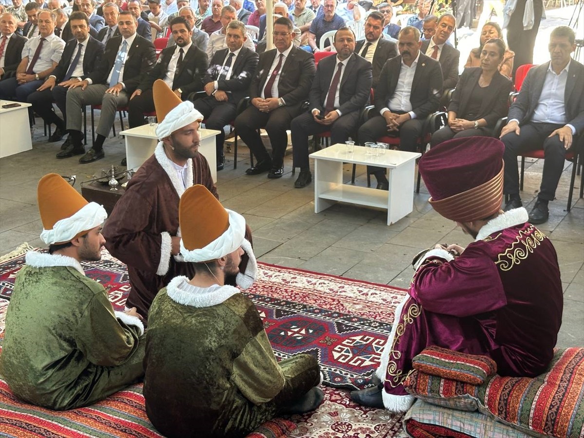 Antalya'da Ahilik Haftası kutlamaları kapsamında, 68 yıldır marangozluk mesleğini yapan Durmuş...