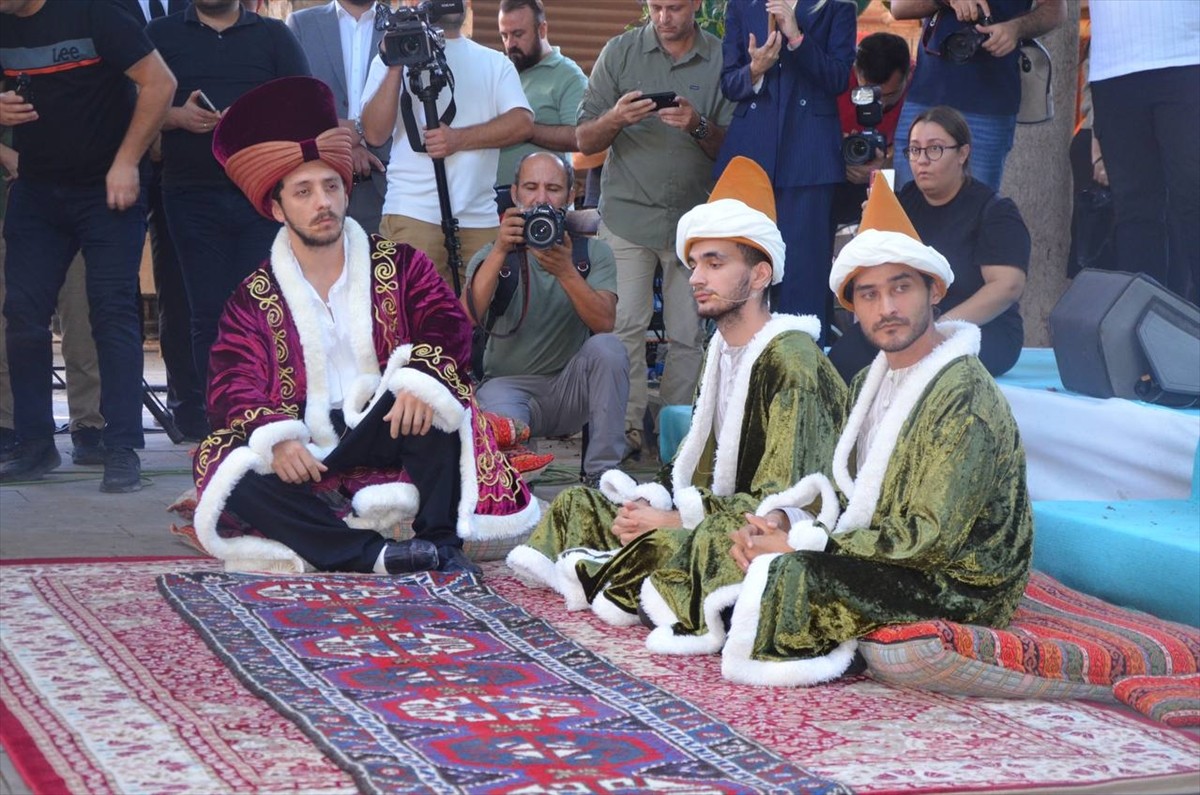 Antalya'da Ahilik Haftası kutlamaları kapsamında, 68 yıldır marangozluk mesleğini yapan Durmuş...