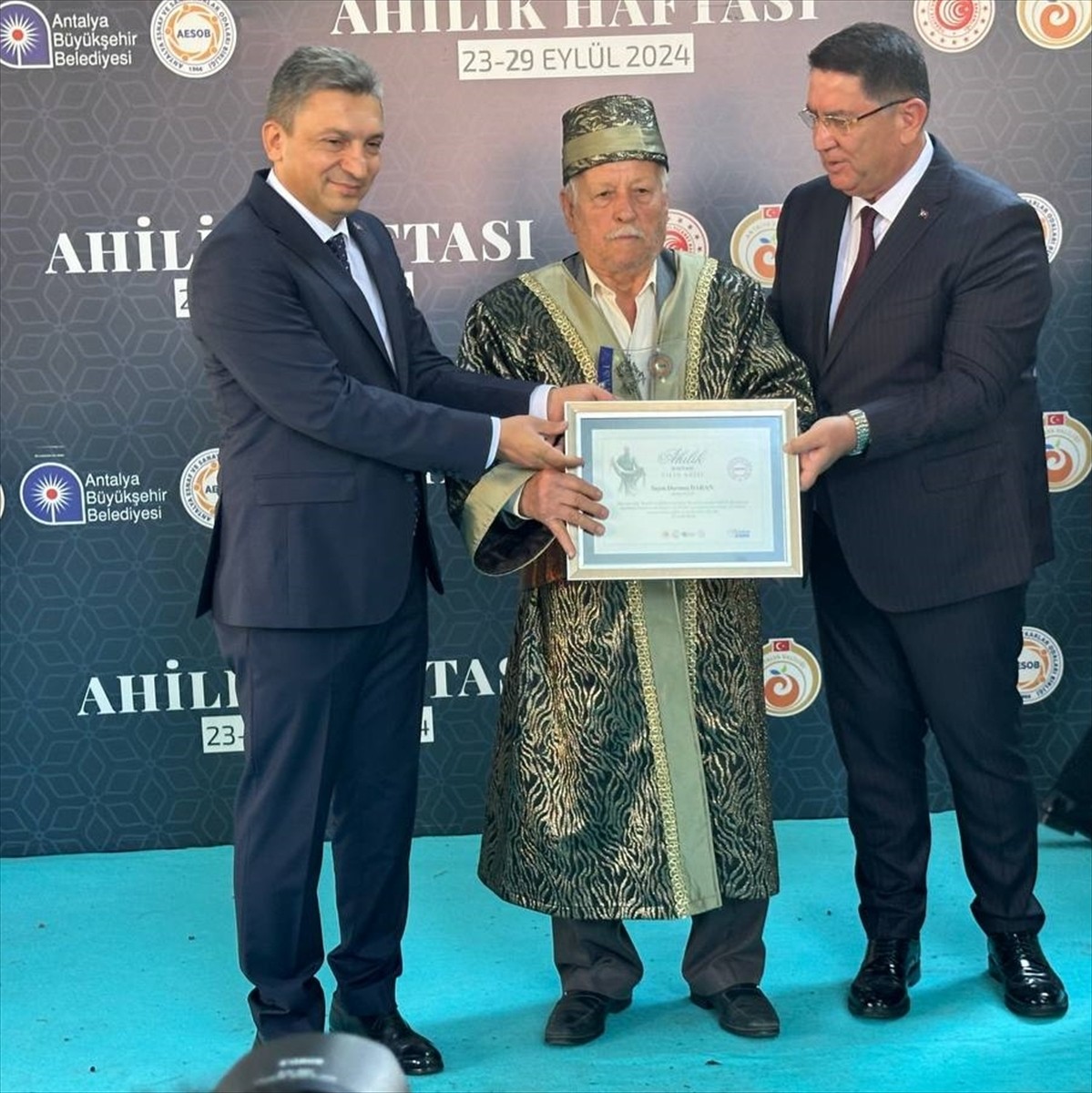 Antalya'da Ahilik Haftası kutlamaları kapsamında, 68 yıldır marangozluk mesleğini yapan Durmuş...