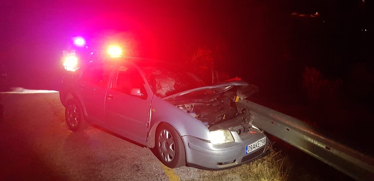 Aydın'ın Nazilli ilçesinde otomobilin bariyere çarpması sonucu 1 kişi hayatını kaybetti, 1 kişi...