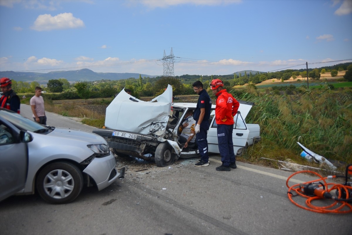 Balıkesir’in Savaştepe ilçesinde 3 aracın karıştığı trafik kazasında 4 kişi yaralandı.