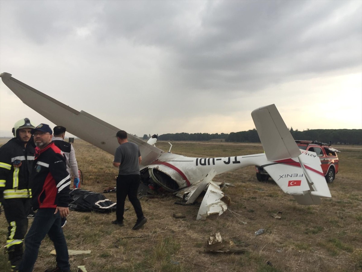 Bursa'da eğitim uçağının Yenişehir Havaalanı apron kısmına düşmesi sonucu iki pilot hayatını...