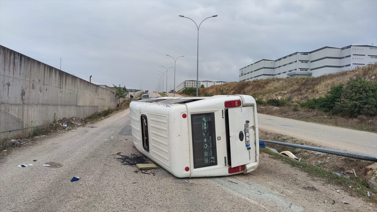 Bursa'nın İnegöl ilçesinde, işçi servisi minibüsünün devrilmesi sonucu 13 kişi yaralandı.