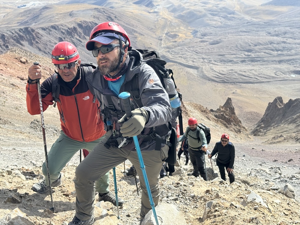 Erciyes Dağı'nda pist güvenlik görevlisi olarak çalışan 32 yaşındaki dağcı İbrahim Kiraz, 17 yılda...