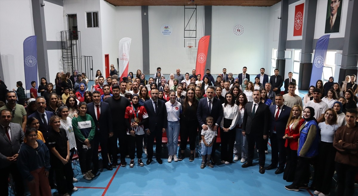 Gençlik ve Spor Bakan Yardımcısı Enes Eminoğlu (sol 2), programı kapsamında geldiği Iğdır'da AK...