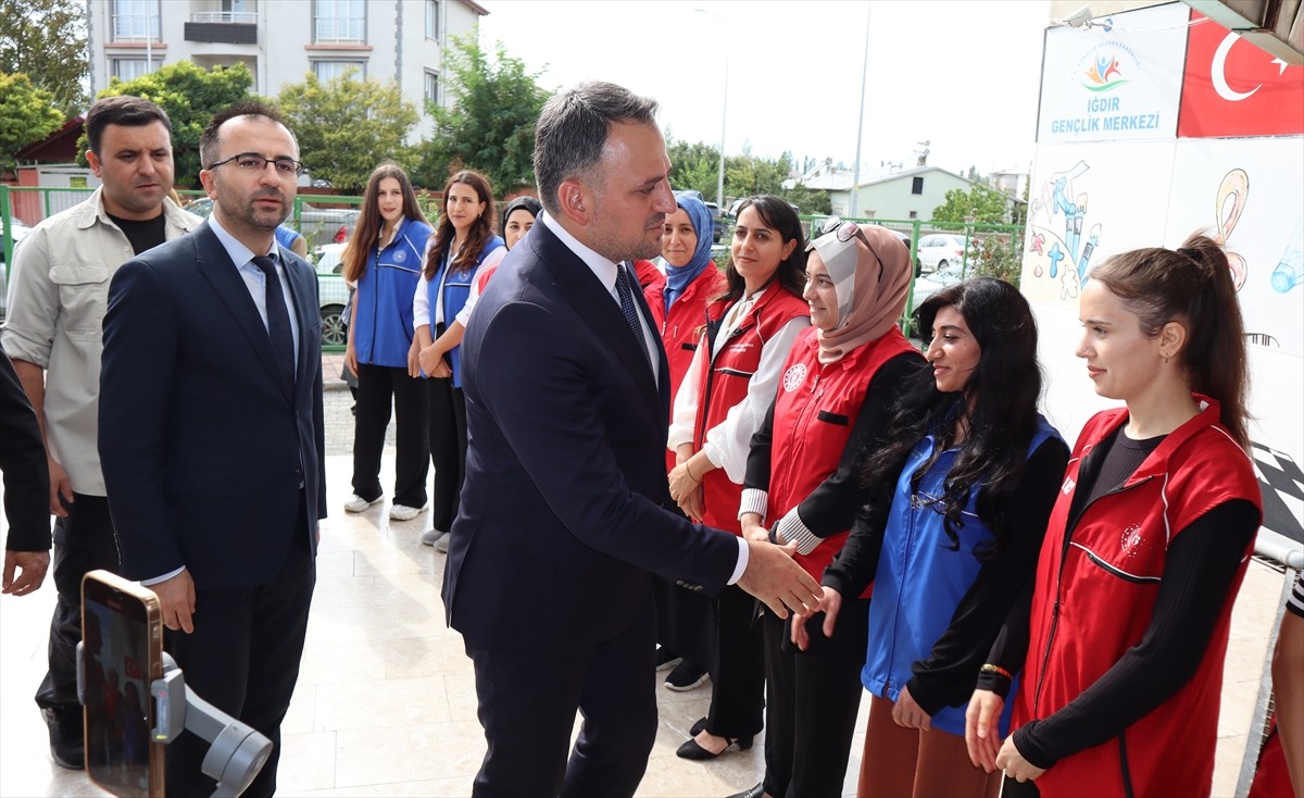 Gençlik ve Spor Bakan Yardımcısı Enes Eminoğlu (sol 2), programı kapsamında geldiği Iğdır'da AK...