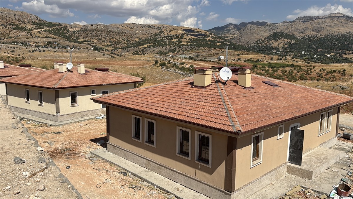 Kahramanmaraş merkezli 6 Şubat 2023'teki depremlerden etkilenen Adıyaman'da köy evlerinin inşası...