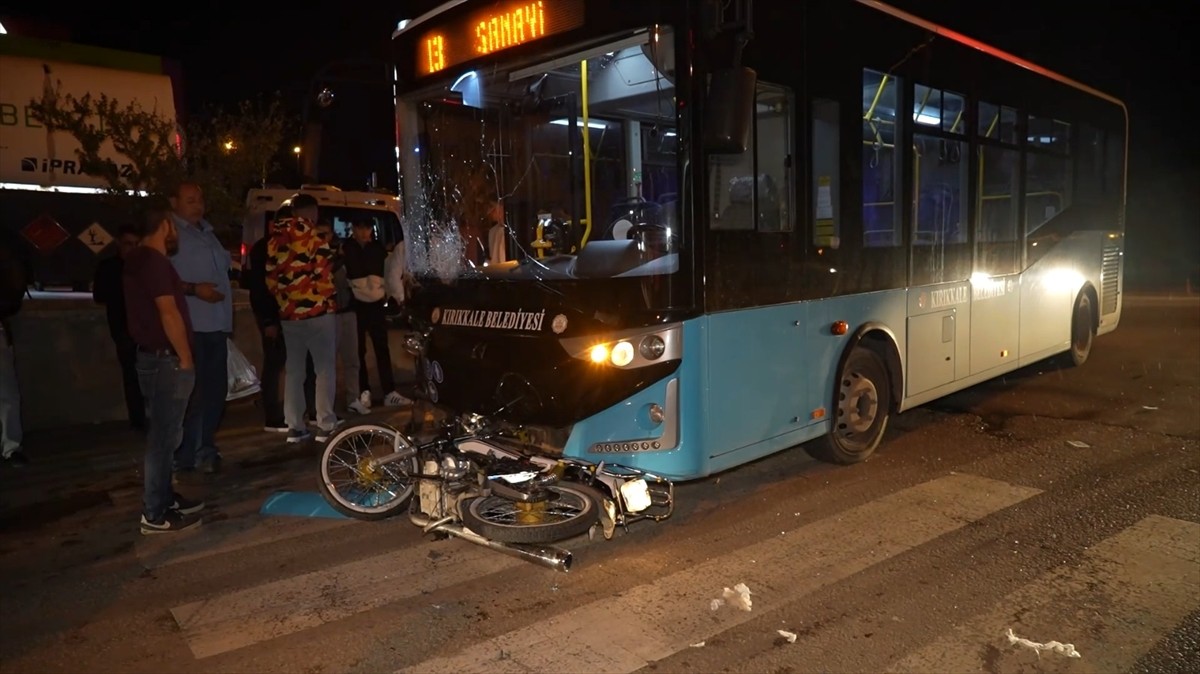 Kırıkkale'de halk otobüsüyle çarpışan motosikletteki çocuklardan biri yaşamını yitirdi, diğeri...